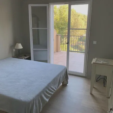 House With 2 Bedrooms In Grimaud With Shared Pool And Furnished Garden 1 Km From The Casa de Férias *